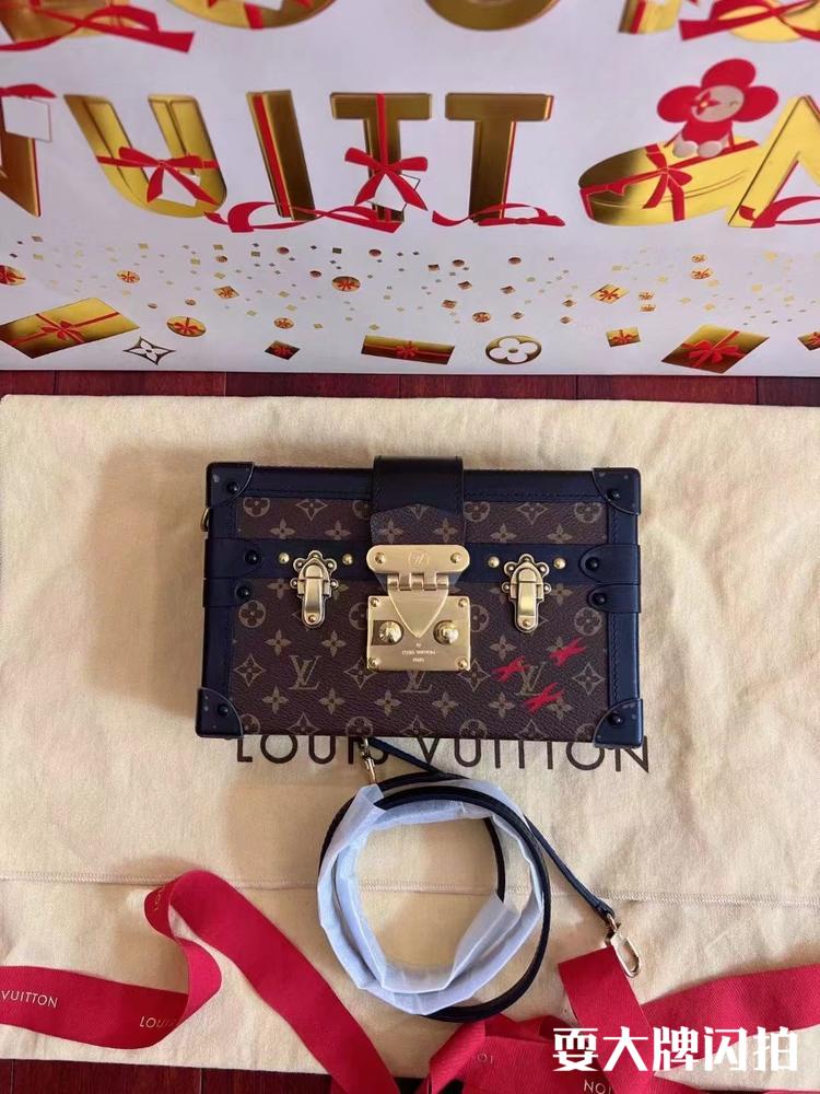 Louis Vuitton路易威登 老花Petite硬盒子 保存品LV路易威登 PETITE MALLE 老花黑边硬盒子 ，尺寸20*12.5*6，专柜公价44500 17编码附件尘袋好价💰1W多带走